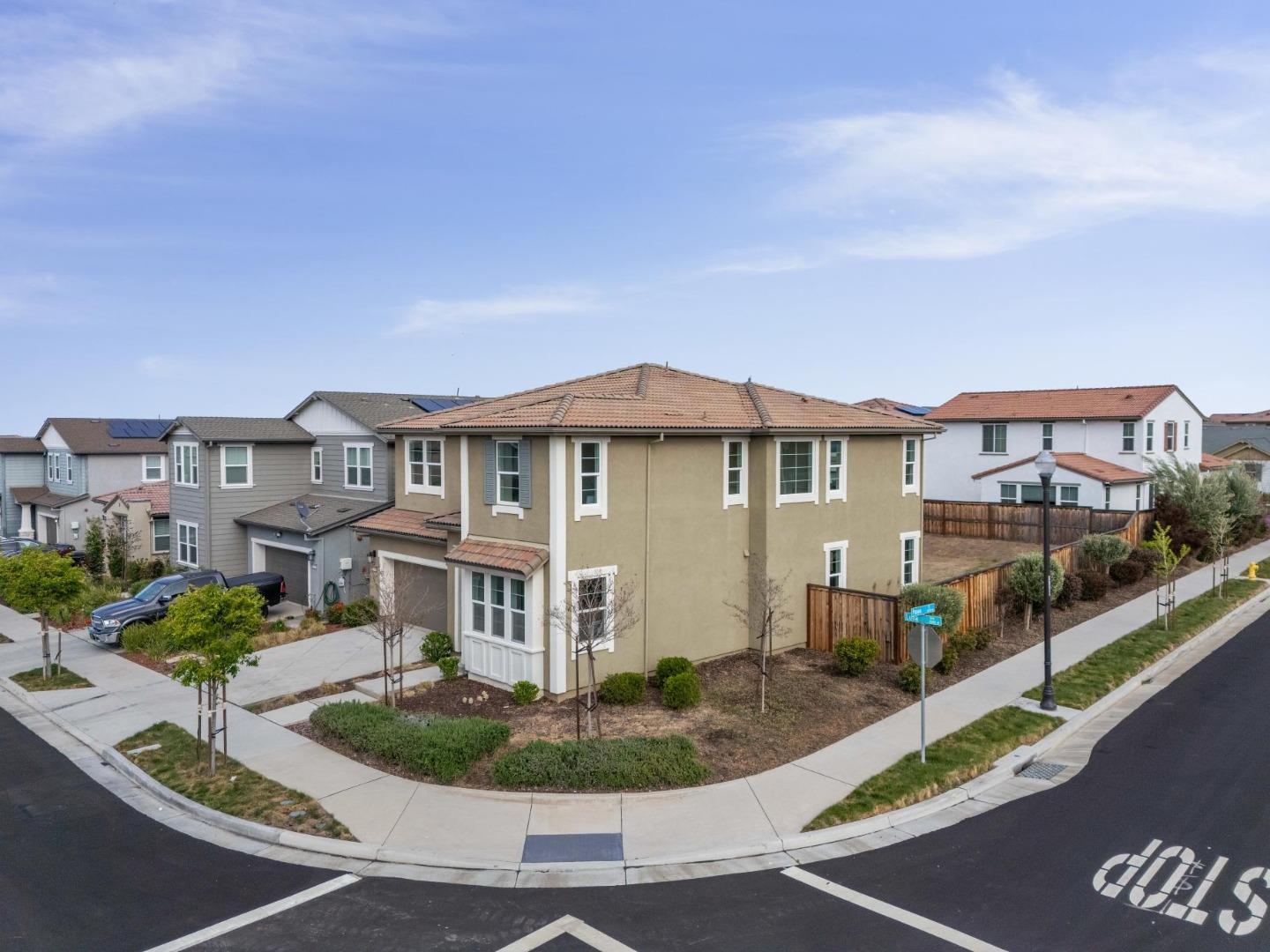 Detail Gallery Image 4 of 75 For 2574 Luna Ave, Tracy,  CA 95377 - 4 Beds | 3 Baths