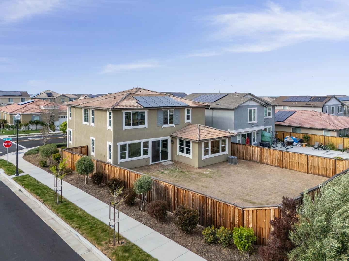 Detail Gallery Image 5 of 75 For 2574 Luna Ave, Tracy,  CA 95377 - 4 Beds | 3 Baths