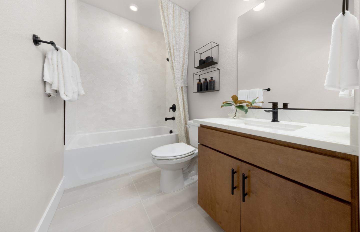 Detail Gallery Image 3 of 8 For 2444 Willow Way, San Mateo,  CA 94403 - 2 Beds | 2/1 Baths