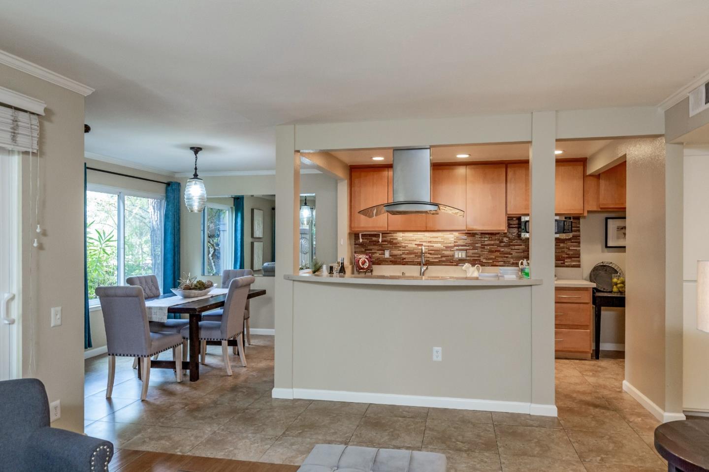 Detail Gallery Image 6 of 29 For 3382 Brittan Ave #6,  San Carlos,  CA 94070 - 3 Beds | 2 Baths