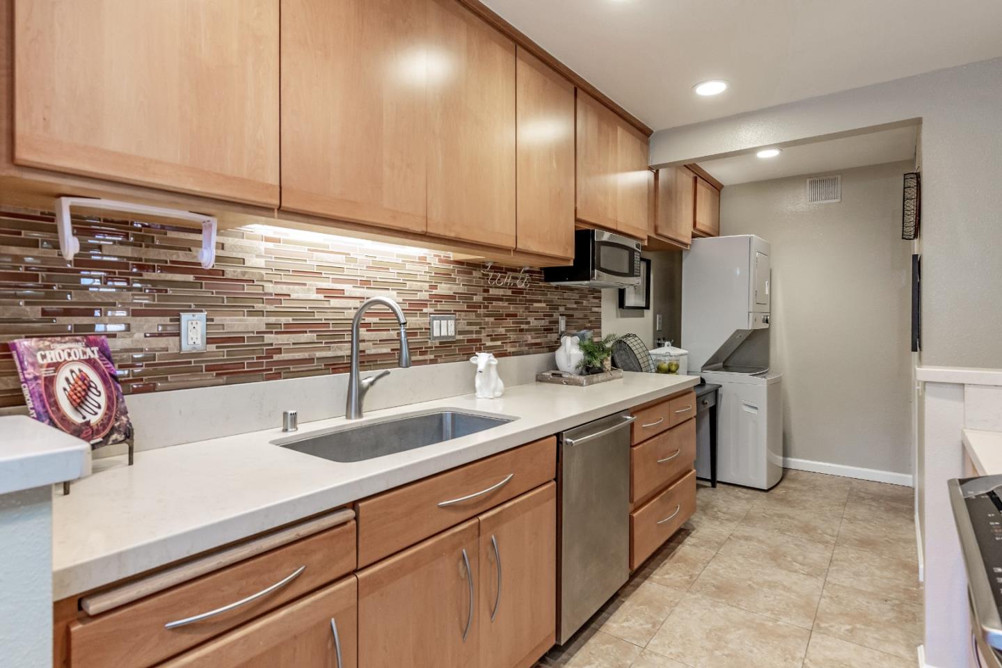 Detail Gallery Image 9 of 29 For 3382 Brittan Ave #6,  San Carlos,  CA 94070 - 3 Beds | 2 Baths