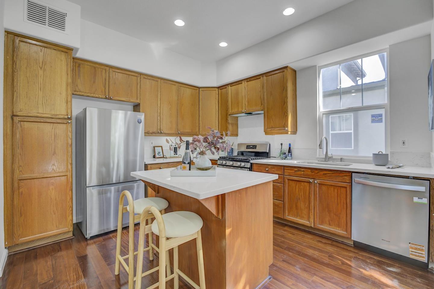 Detail Gallery Image 7 of 32 For 892 Towne Dr, Milpitas,  CA 95035 - 2 Beds | 2/1 Baths