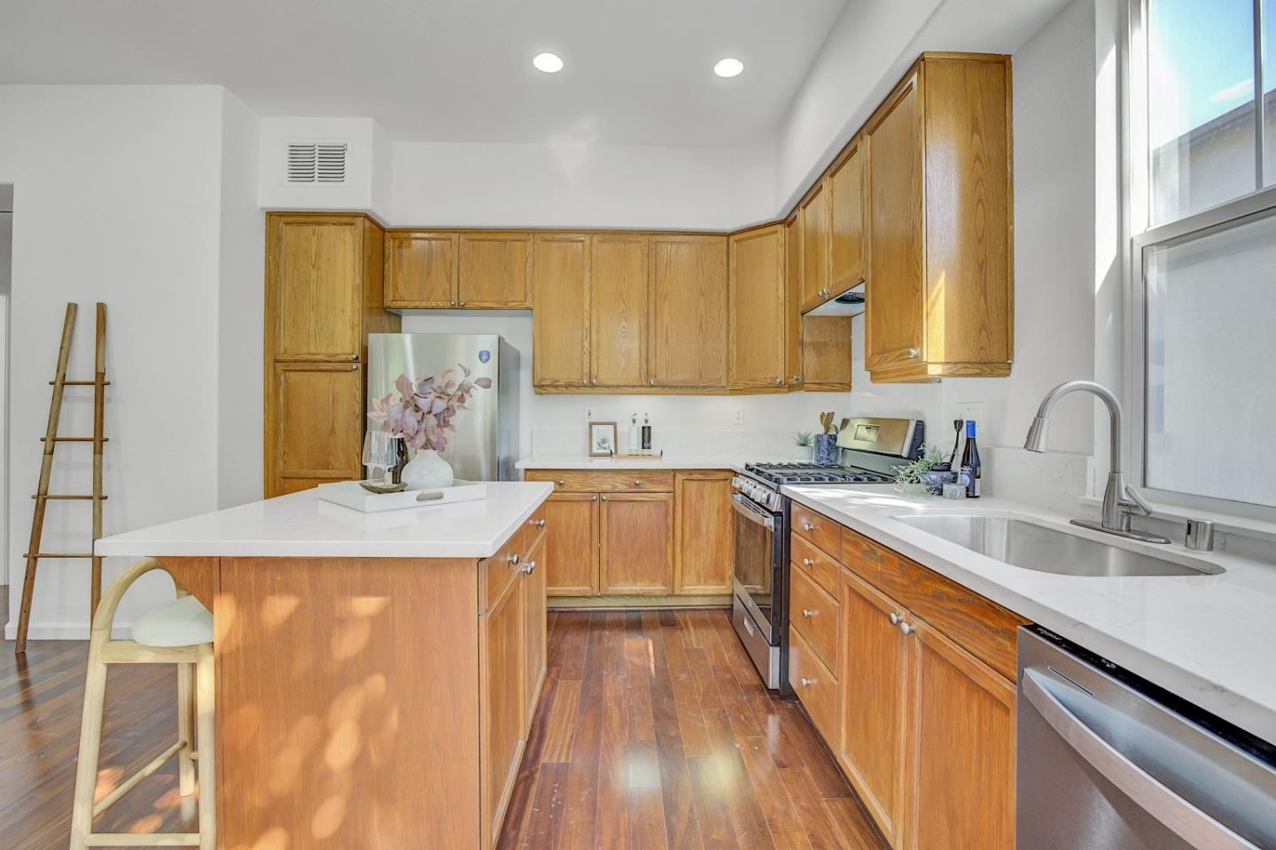 Detail Gallery Image 9 of 32 For 892 Towne Dr, Milpitas,  CA 95035 - 2 Beds | 2/1 Baths