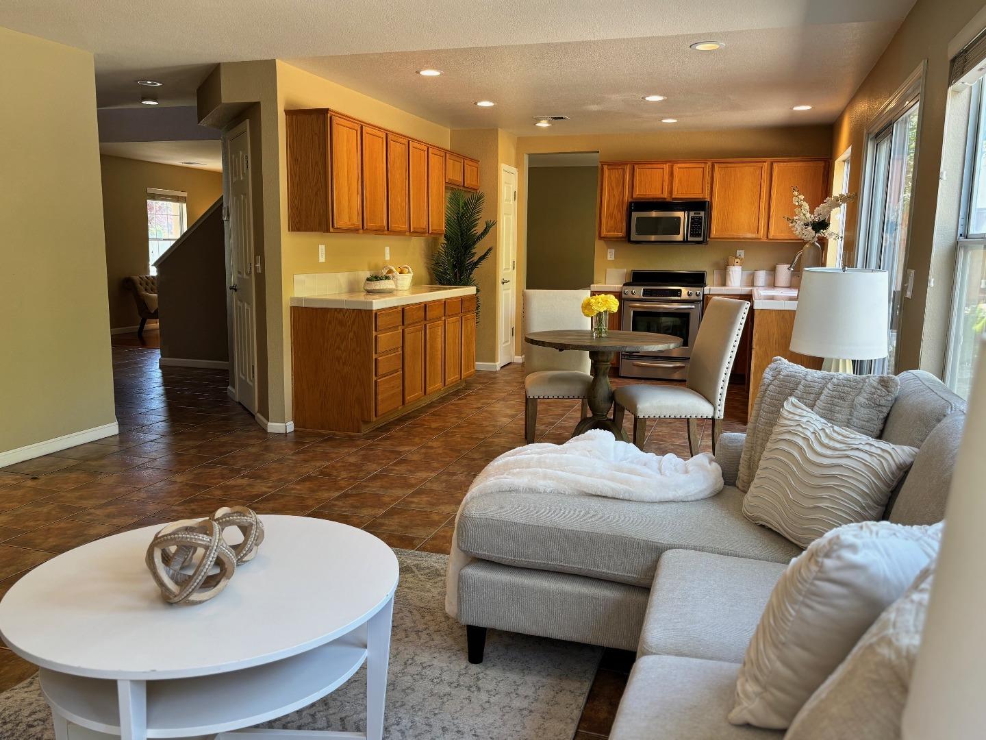 Detail Gallery Image 10 of 31 For 1341 Briarberry Ln, Gilroy,  CA 95020 - 4 Beds | 2/1 Baths