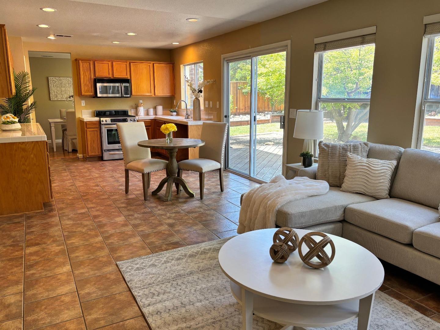 Detail Gallery Image 11 of 31 For 1341 Briarberry Ln, Gilroy,  CA 95020 - 4 Beds | 2/1 Baths
