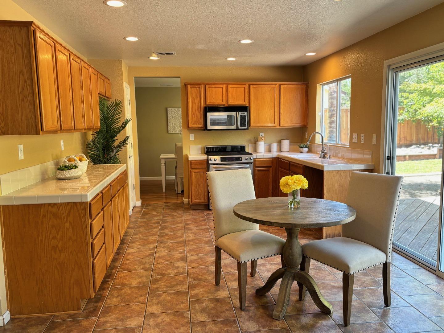 Detail Gallery Image 12 of 31 For 1341 Briarberry Ln, Gilroy,  CA 95020 - 4 Beds | 2/1 Baths