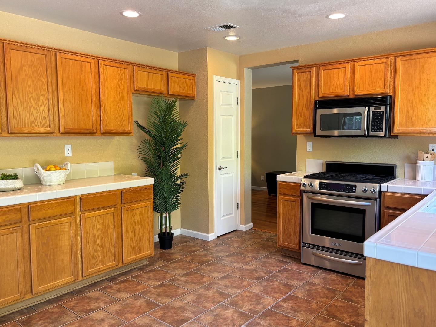 Detail Gallery Image 13 of 31 For 1341 Briarberry Ln, Gilroy,  CA 95020 - 4 Beds | 2/1 Baths