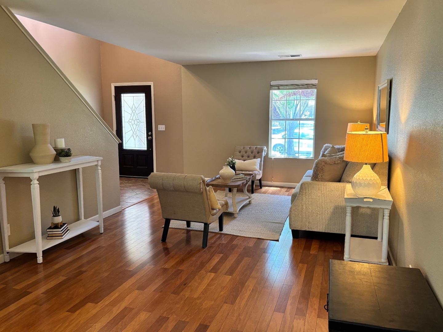 Detail Gallery Image 4 of 31 For 1341 Briarberry Ln, Gilroy,  CA 95020 - 4 Beds | 2/1 Baths