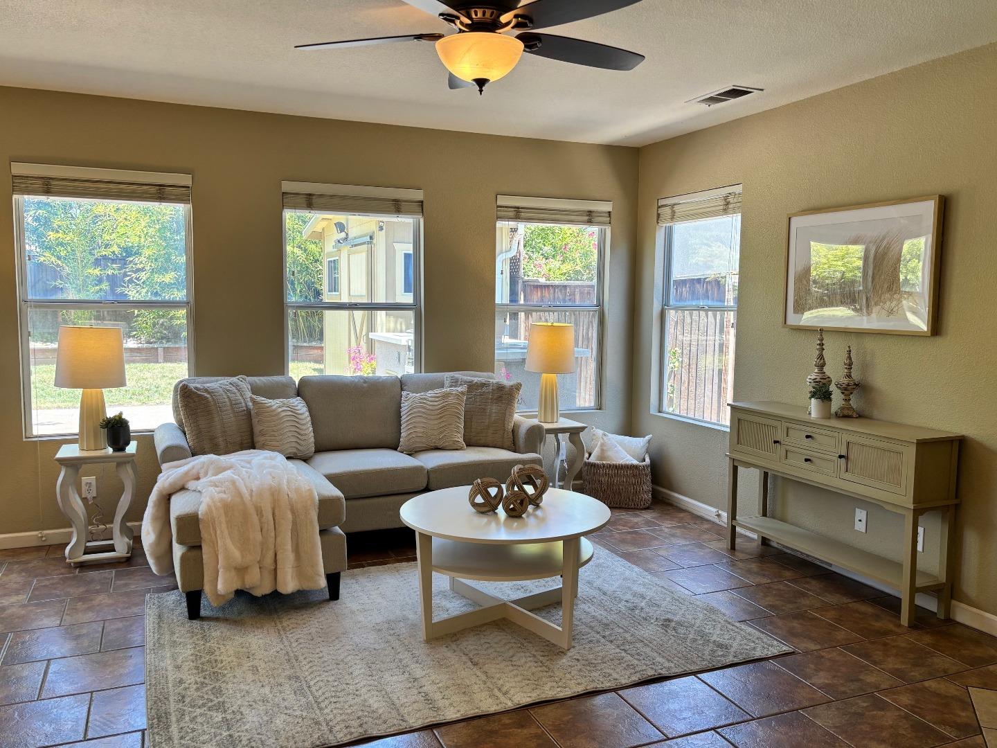 Detail Gallery Image 7 of 31 For 1341 Briarberry Ln, Gilroy,  CA 95020 - 4 Beds | 2/1 Baths