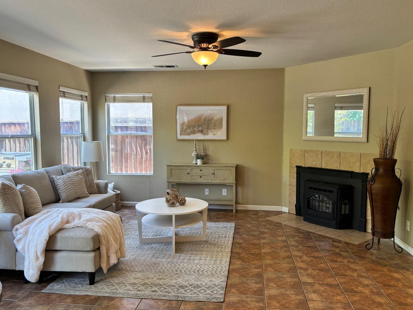 Detail Gallery Image 8 of 31 For 1341 Briarberry Ln, Gilroy,  CA 95020 - 4 Beds | 2/1 Baths