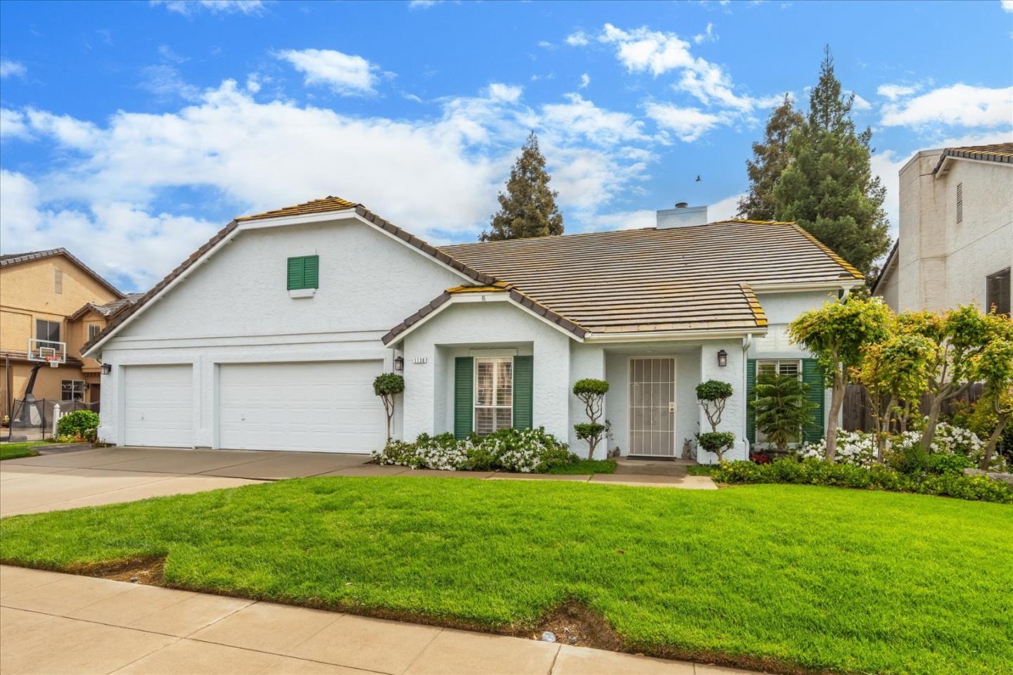 Detail Gallery Image 2 of 36 For 1130 Minarets Ave, Clovis,  CA 93611 - 4 Beds | 2 Baths