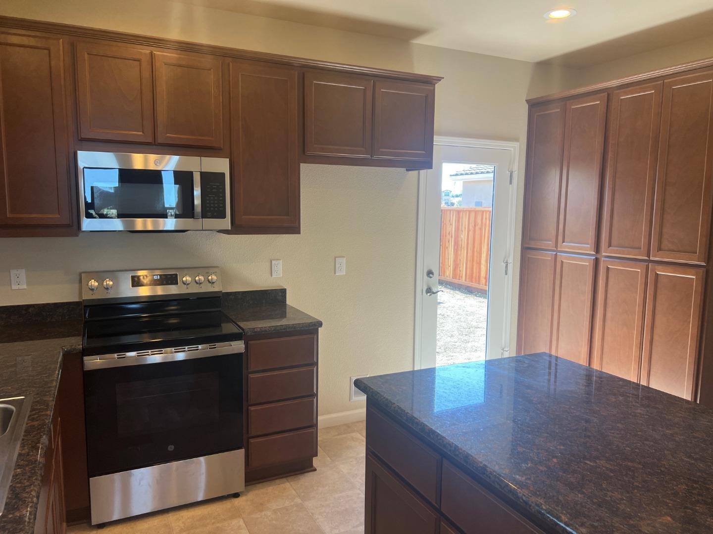 Detail Gallery Image 6 of 22 For 153 Brunia Pl, King City,  CA 93930 - 3 Beds | 2/1 Baths