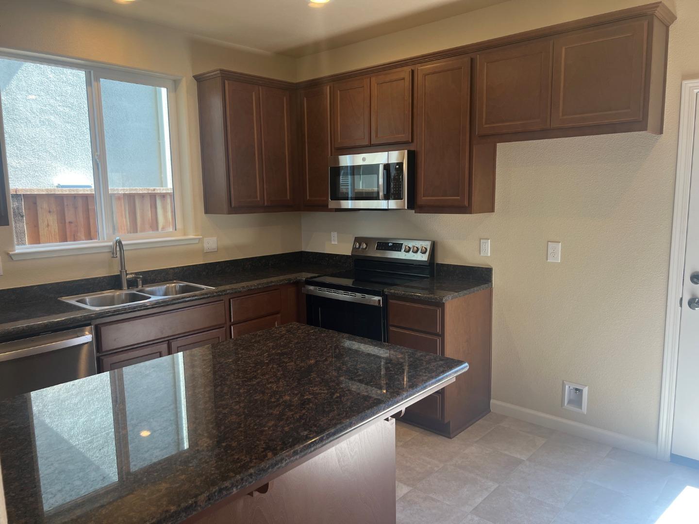 Detail Gallery Image 7 of 22 For 153 Brunia Pl, King City,  CA 93930 - 3 Beds | 2/1 Baths