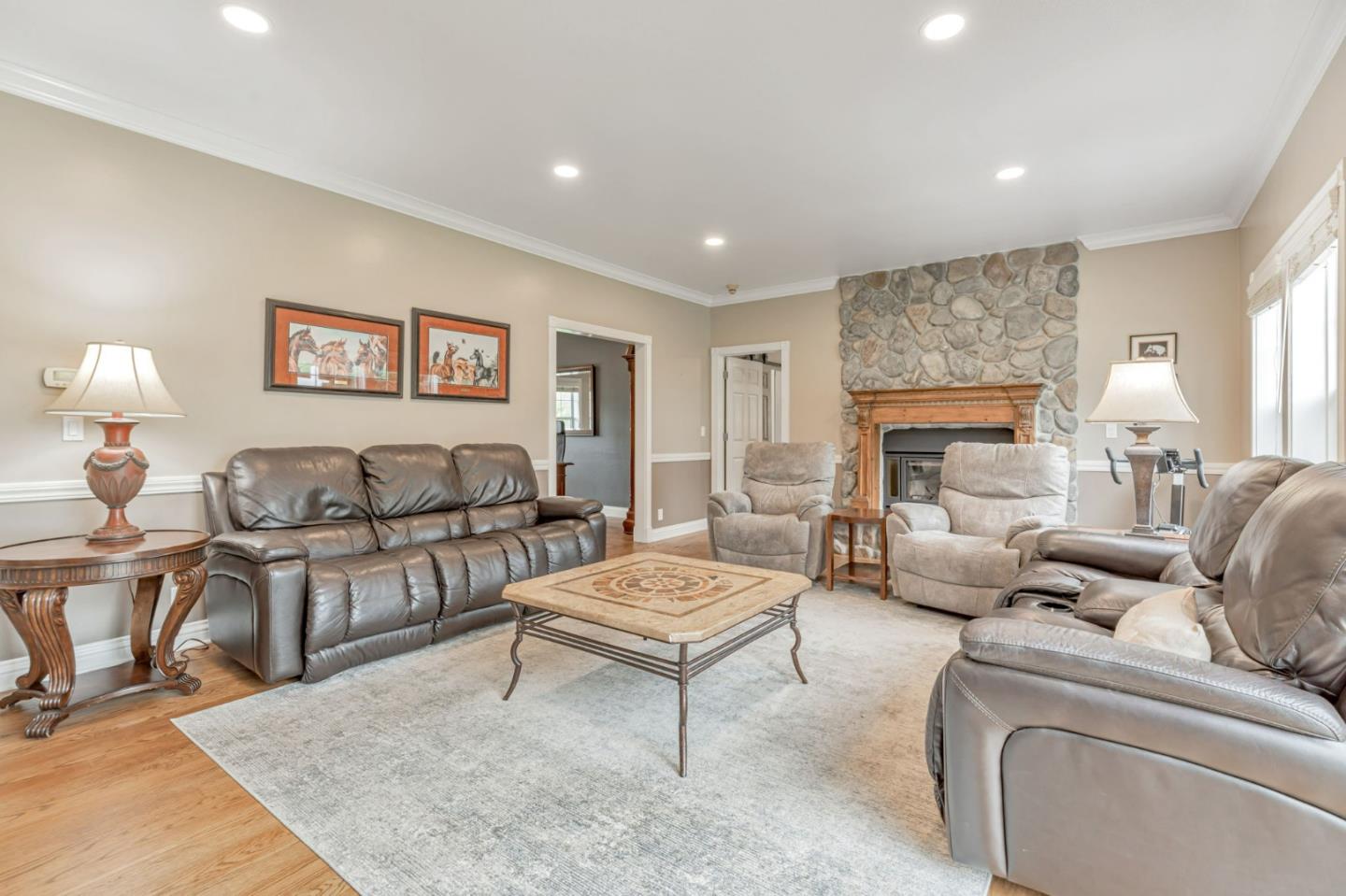 Detail Gallery Image 10 of 93 For 560 Tevis Trl, Hollister,  CA 95023 - 6 Beds | 3/1 Baths
