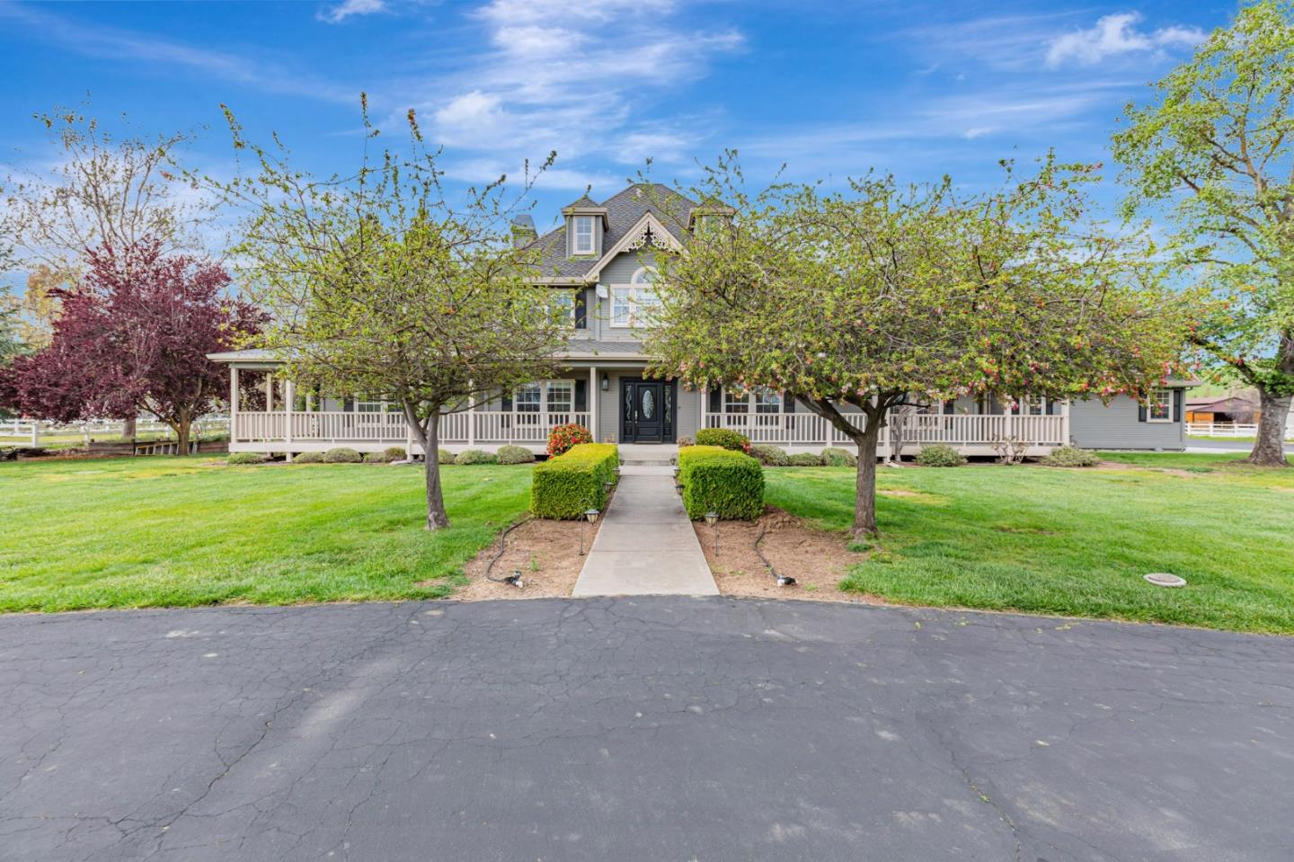 Detail Gallery Image 2 of 93 For 560 Tevis Trl, Hollister,  CA 95023 - 6 Beds | 3/1 Baths