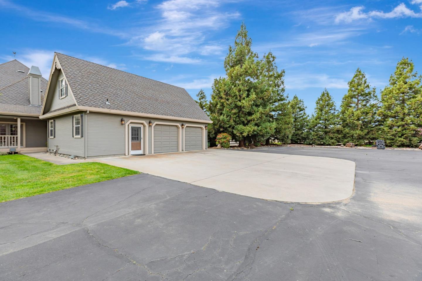 Detail Gallery Image 4 of 93 For 560 Tevis Trl, Hollister,  CA 95023 - 6 Beds | 3/1 Baths