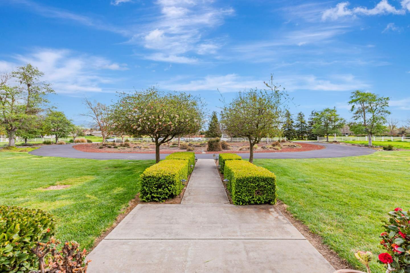 Detail Gallery Image 5 of 93 For 560 Tevis Trl, Hollister,  CA 95023 - 6 Beds | 3/1 Baths