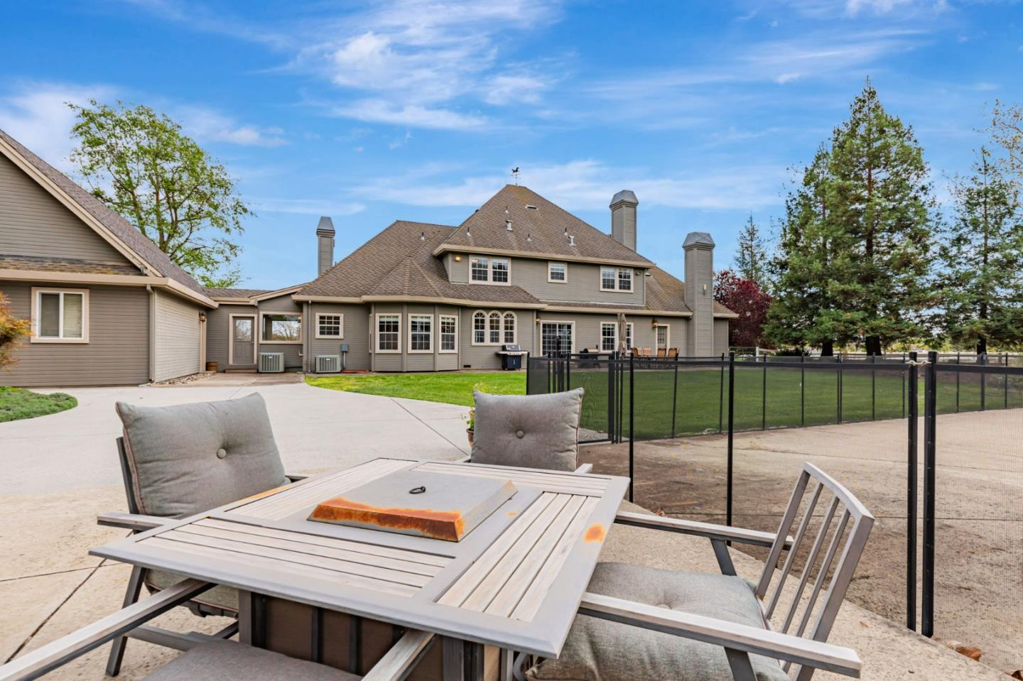 Detail Gallery Image 50 of 93 For 560 Tevis Trl, Hollister,  CA 95023 - 6 Beds | 3/1 Baths