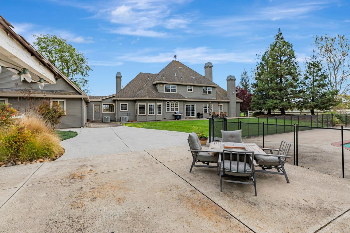 Detail Gallery Image 51 of 93 For 560 Tevis Trl, Hollister,  CA 95023 - 6 Beds | 3/1 Baths