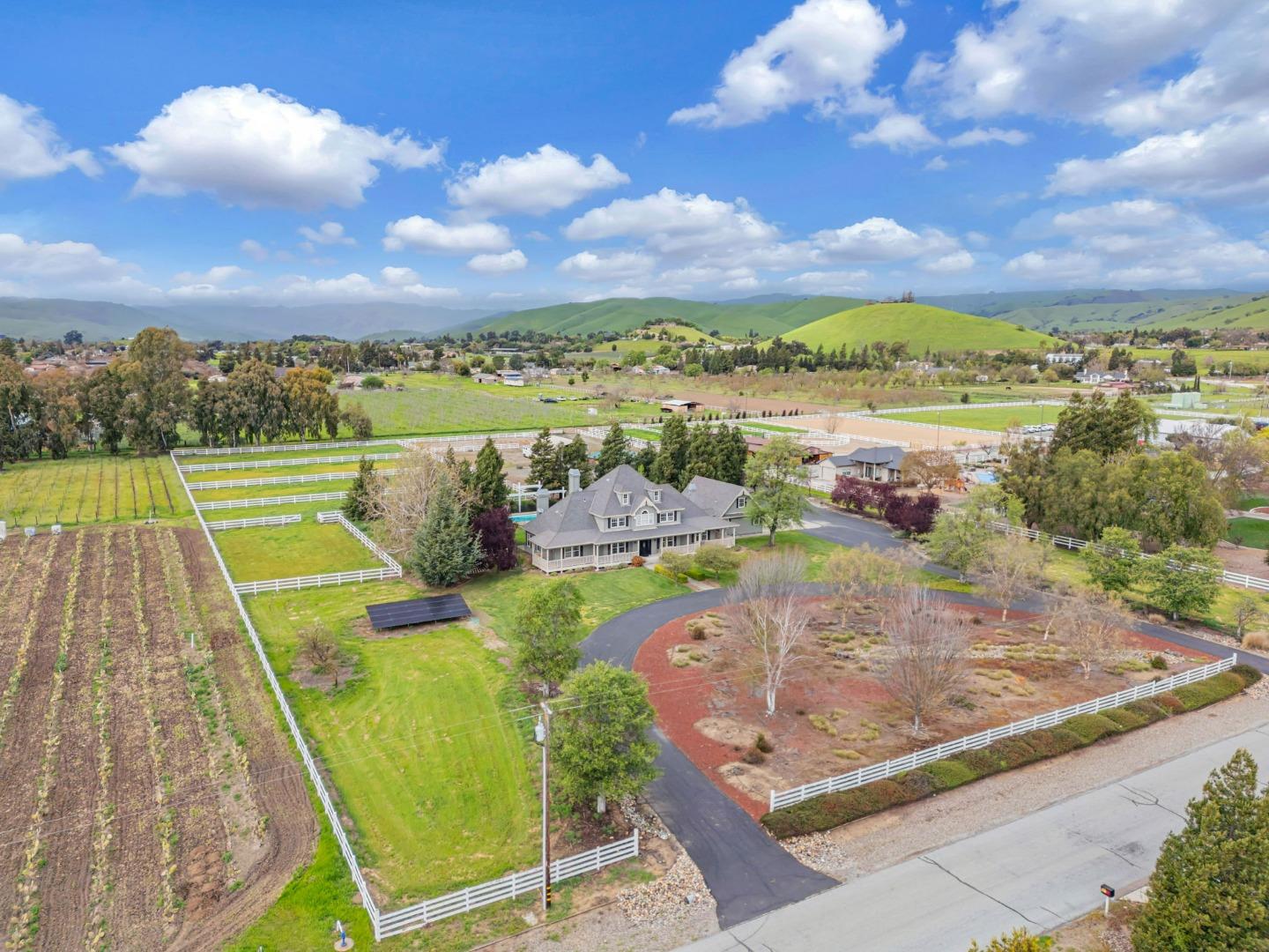 Detail Gallery Image 77 of 93 For 560 Tevis Trl, Hollister,  CA 95023 - 6 Beds | 3/1 Baths