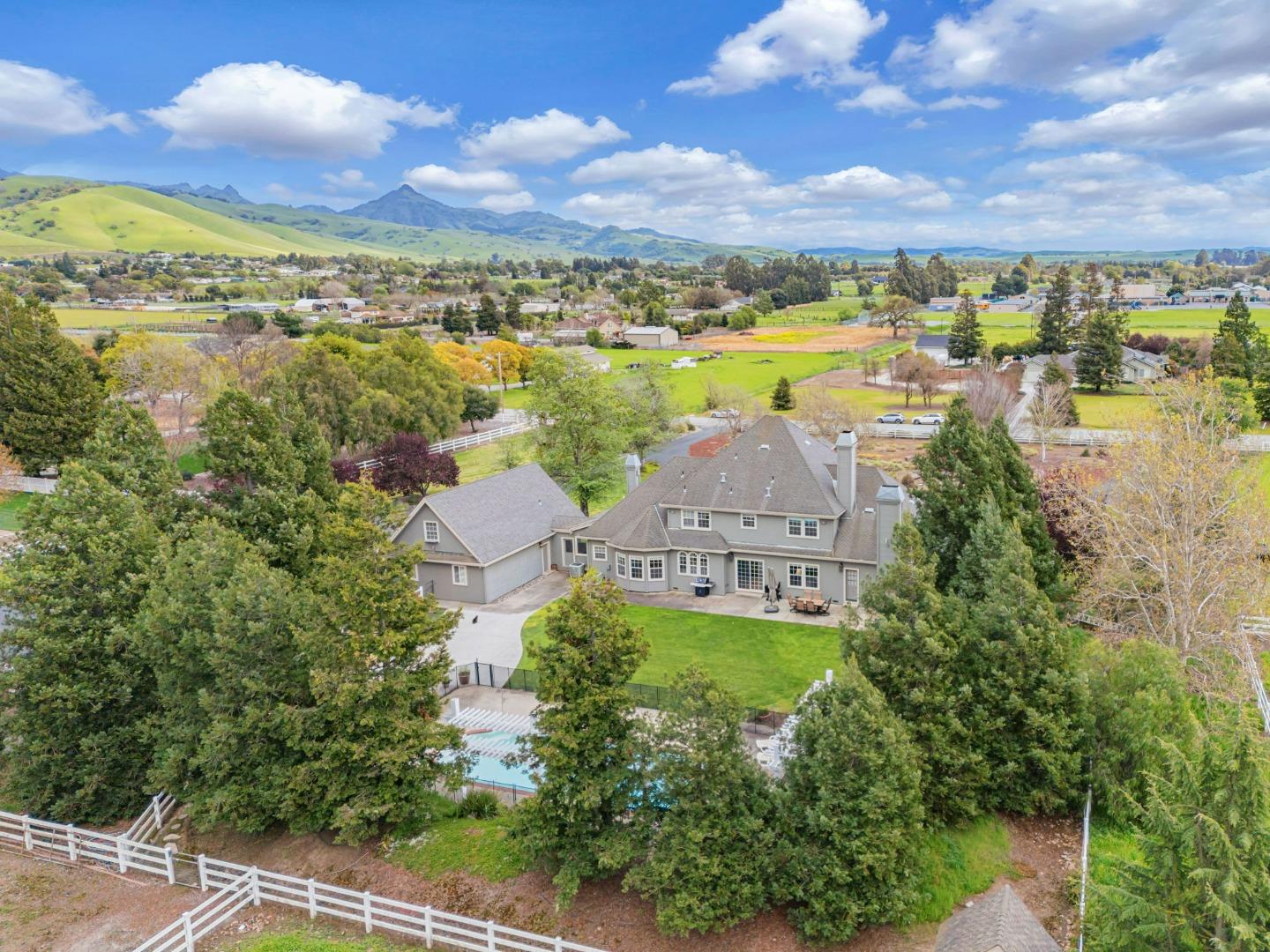 Detail Gallery Image 81 of 93 For 560 Tevis Trl, Hollister,  CA 95023 - 6 Beds | 3/1 Baths