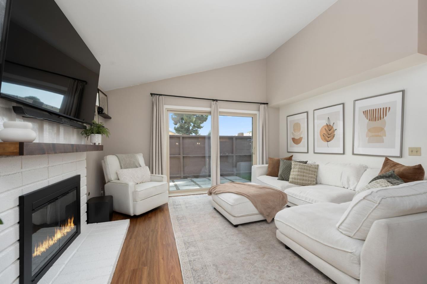 Detail Gallery Image 2 of 28 For 3575 Guava Way, Oceanside,  CA 92058 - 2 Beds | 2 Baths