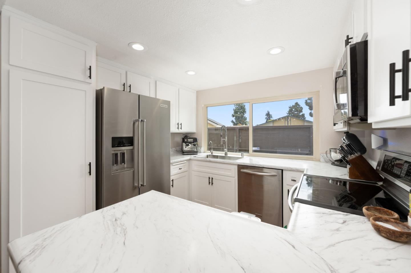 Detail Gallery Image 4 of 28 For 3575 Guava Way, Oceanside,  CA 92058 - 2 Beds | 2 Baths