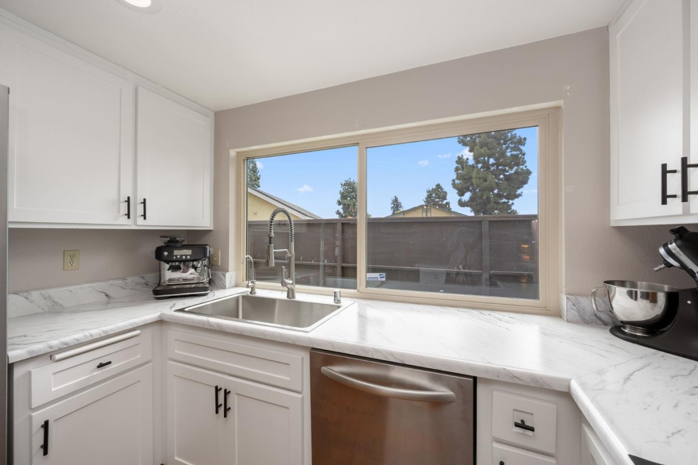 Detail Gallery Image 5 of 28 For 3575 Guava Way, Oceanside,  CA 92058 - 2 Beds | 2 Baths