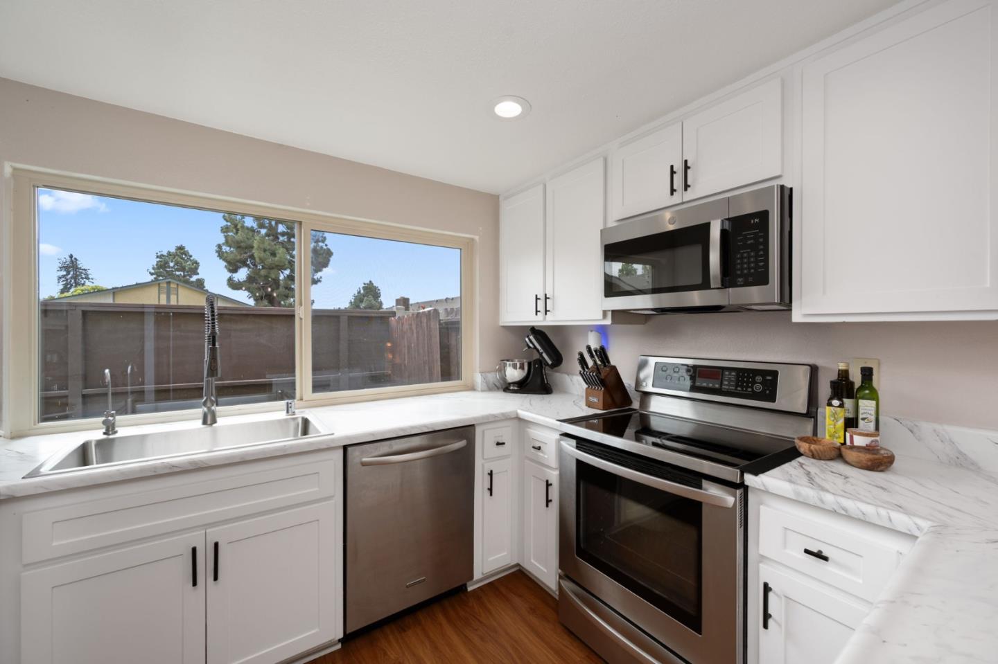 Detail Gallery Image 6 of 28 For 3575 Guava Way, Oceanside,  CA 92058 - 2 Beds | 2 Baths
