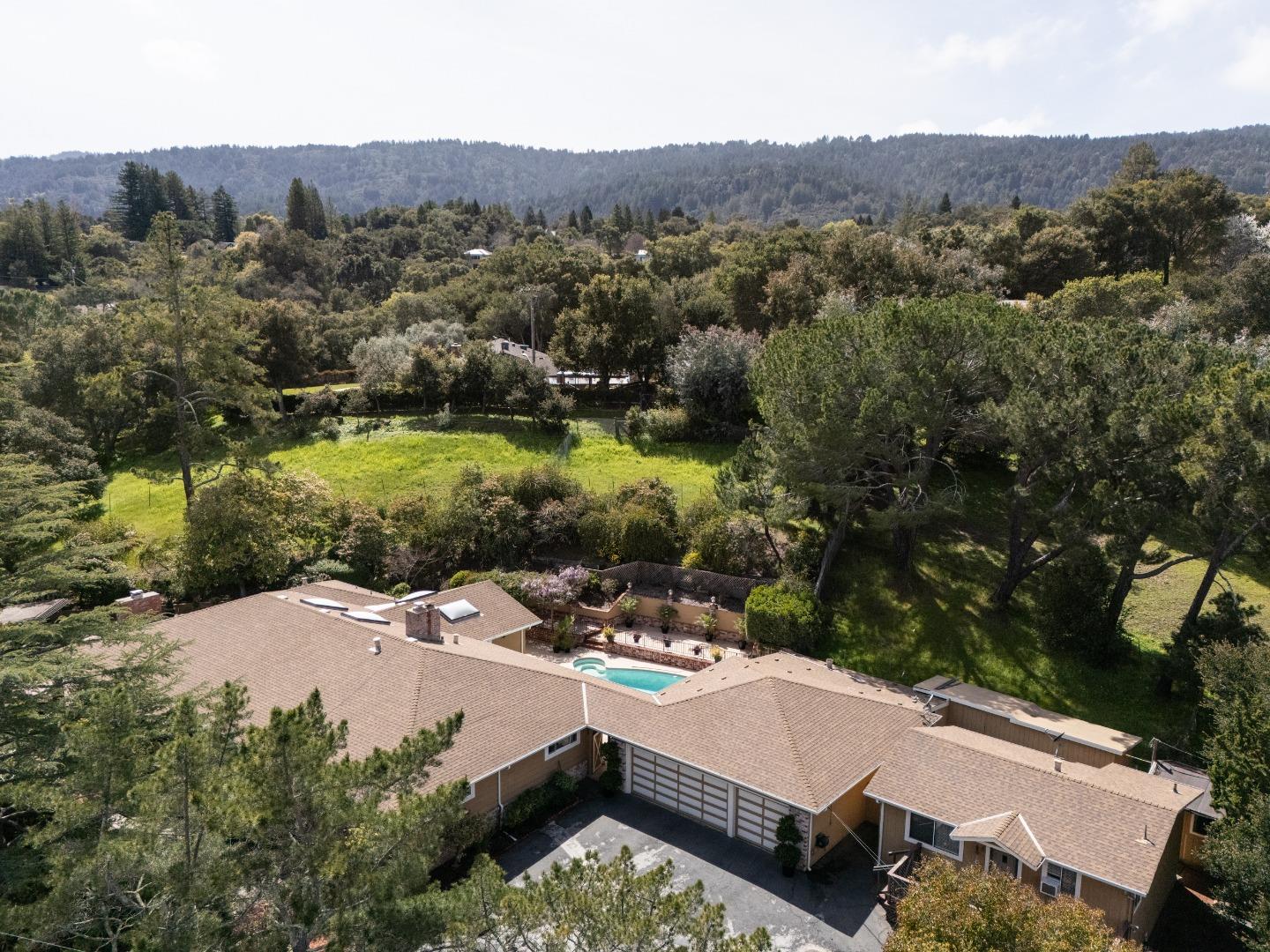 Detail Gallery Image 3 of 47 For 252 Raymundo Dr, Woodside,  CA 94062 - 4 Beds | 3 Baths