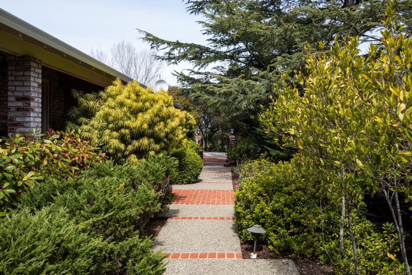 Detail Gallery Image 6 of 47 For 252 Raymundo Dr, Woodside,  CA 94062 - 4 Beds | 3 Baths