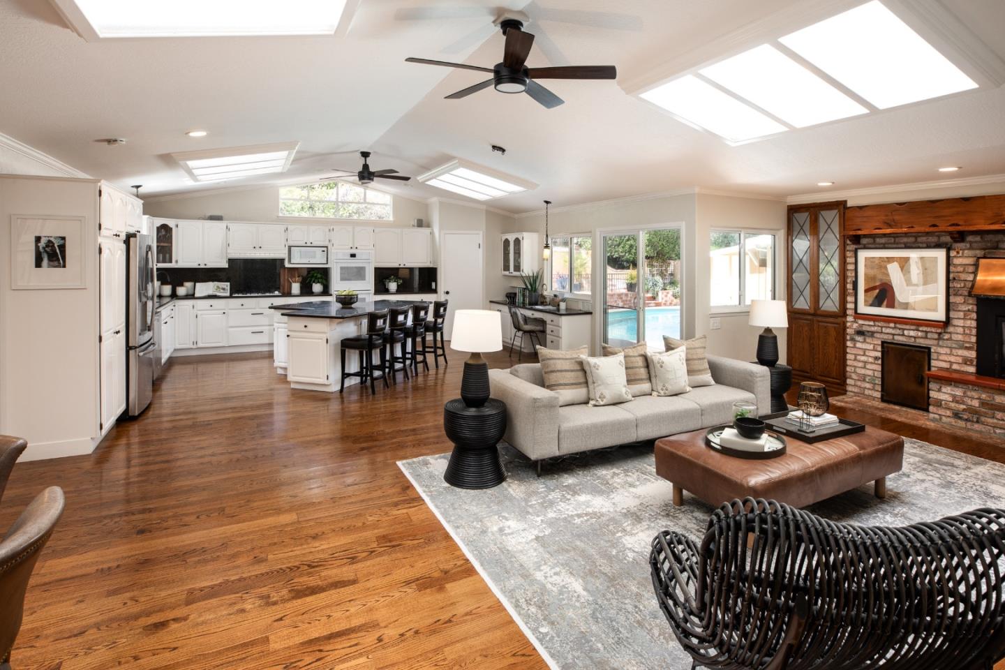 Detail Gallery Image 9 of 47 For 252 Raymundo Dr, Woodside,  CA 94062 - 4 Beds | 3 Baths