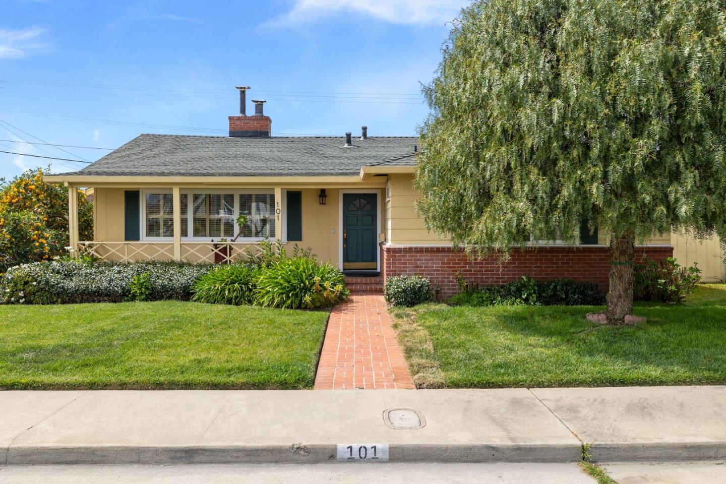Detail Gallery Image 2 of 39 For 101 Bronson St, Watsonville,  CA 95076 - 3 Beds | 2 Baths