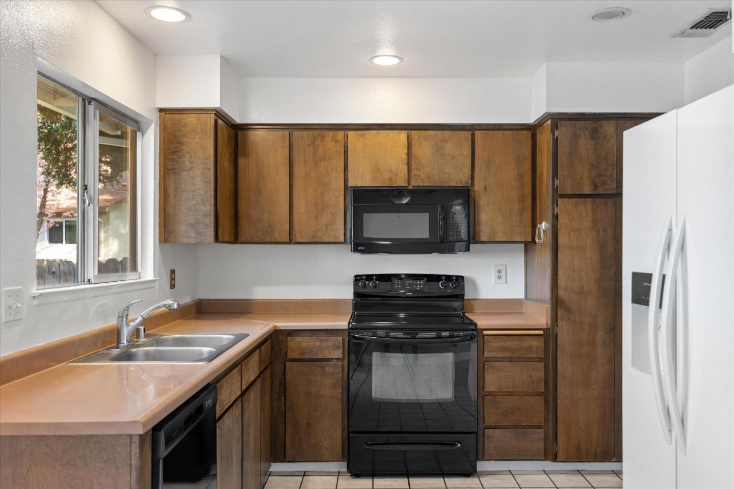 Detail Gallery Image 11 of 24 For 976 Jenooke Ln, Chico,  CA 95926 - 2 Beds | 2 Baths