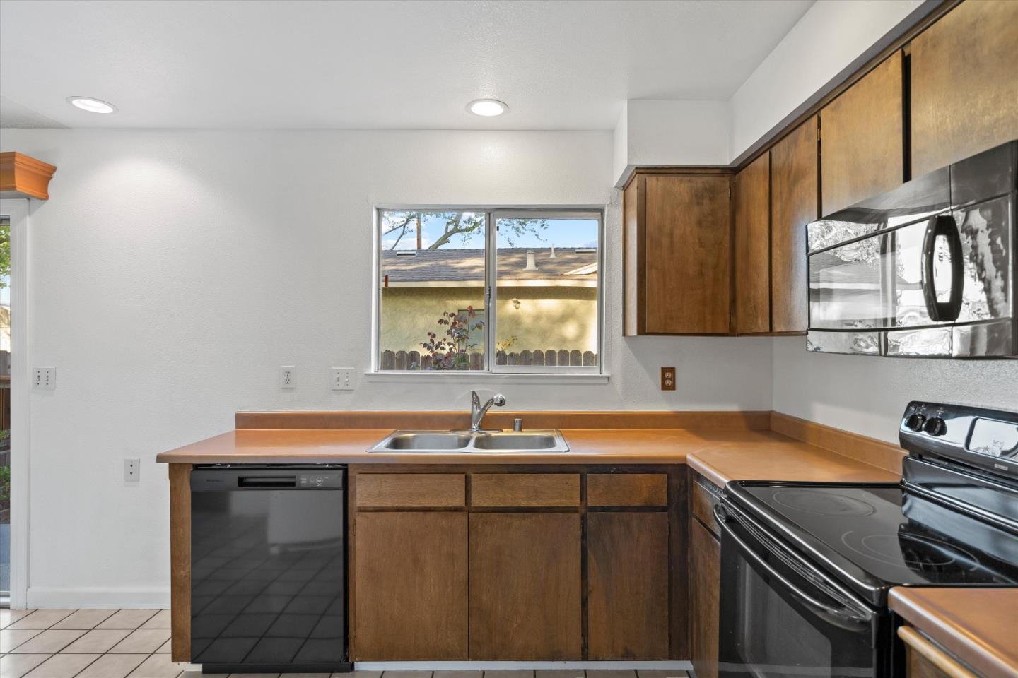 Detail Gallery Image 12 of 24 For 976 Jenooke Ln, Chico,  CA 95926 - 2 Beds | 2 Baths
