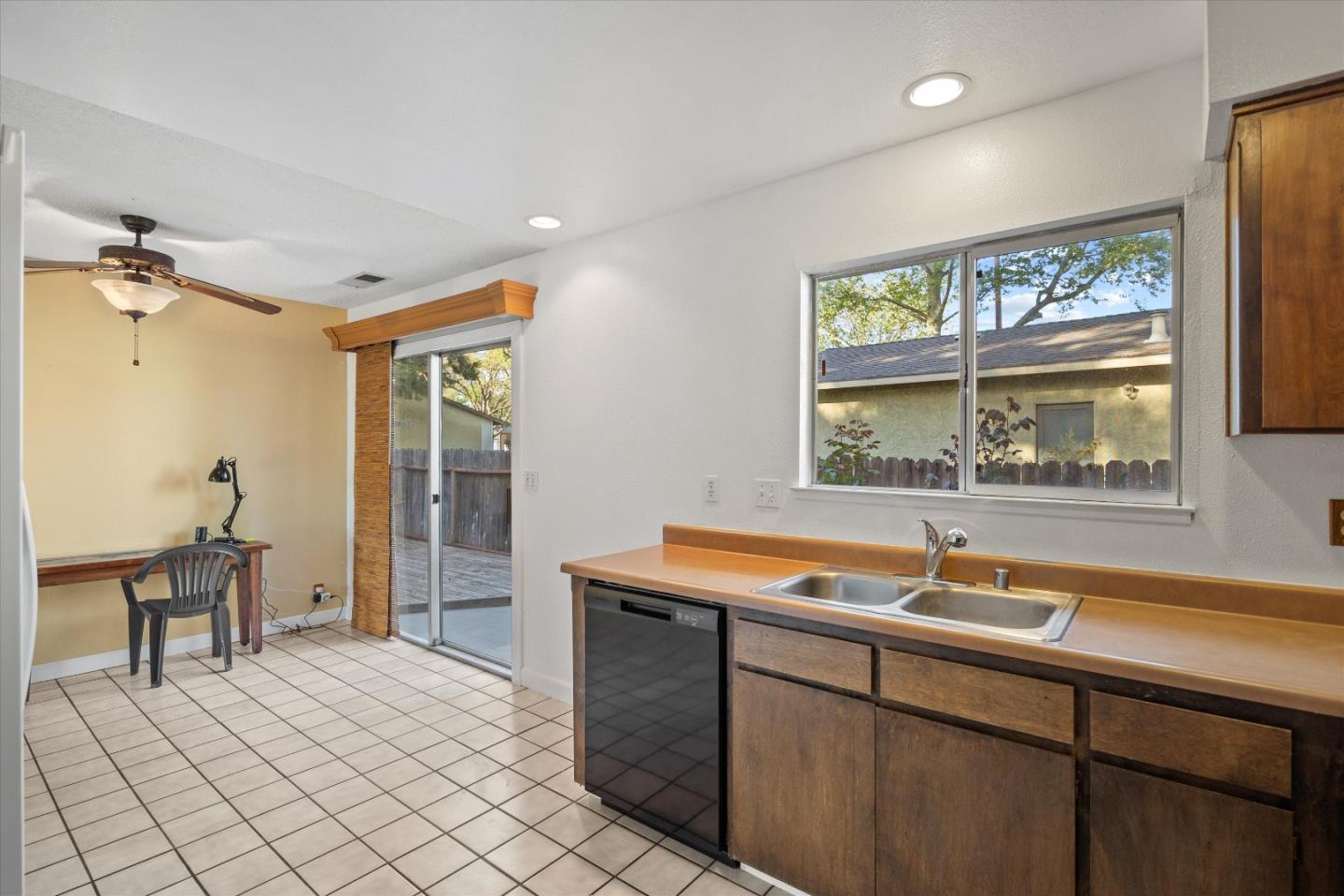 Detail Gallery Image 13 of 24 For 976 Jenooke Ln, Chico,  CA 95926 - 2 Beds | 2 Baths