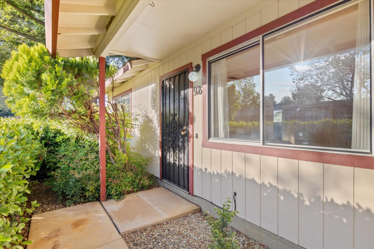 Detail Gallery Image 4 of 24 For 976 Jenooke Ln, Chico,  CA 95926 - 2 Beds | 2 Baths