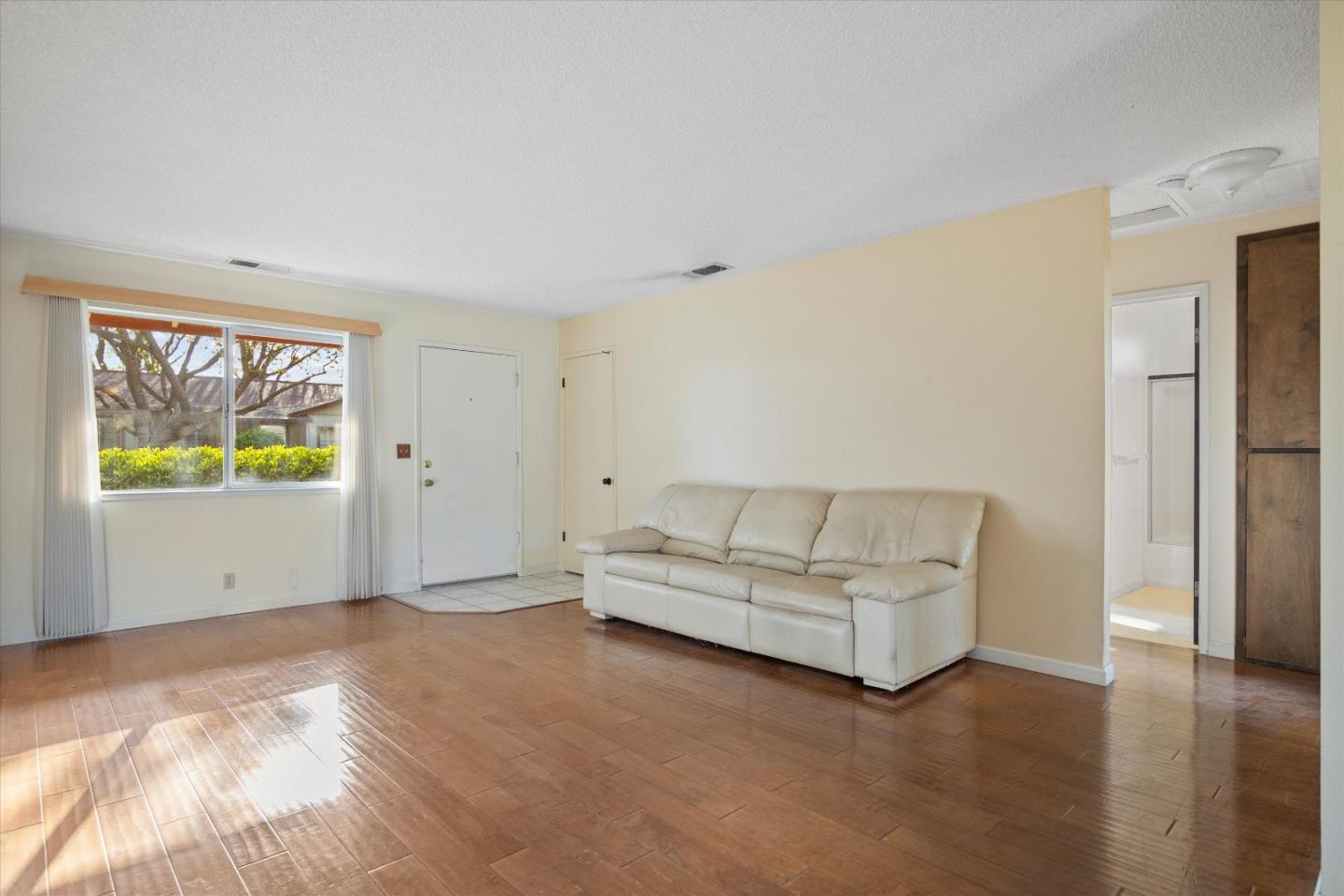 Detail Gallery Image 6 of 24 For 976 Jenooke Ln, Chico,  CA 95926 - 2 Beds | 2 Baths