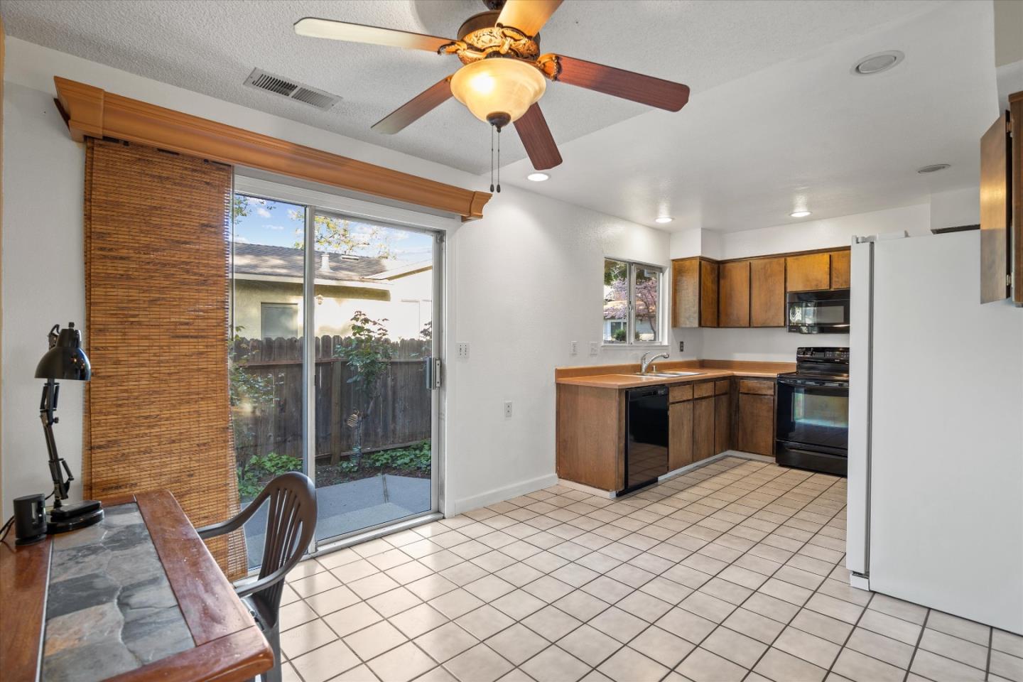 Detail Gallery Image 9 of 24 For 976 Jenooke Ln, Chico,  CA 95926 - 2 Beds | 2 Baths