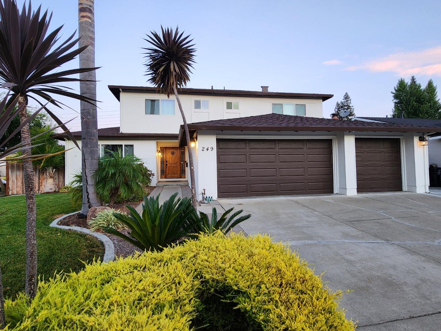 Detail Gallery Image 2 of 44 For 249 Purple Glen Dr, San Jose,  CA 95119 - 5 Beds | 3 Baths