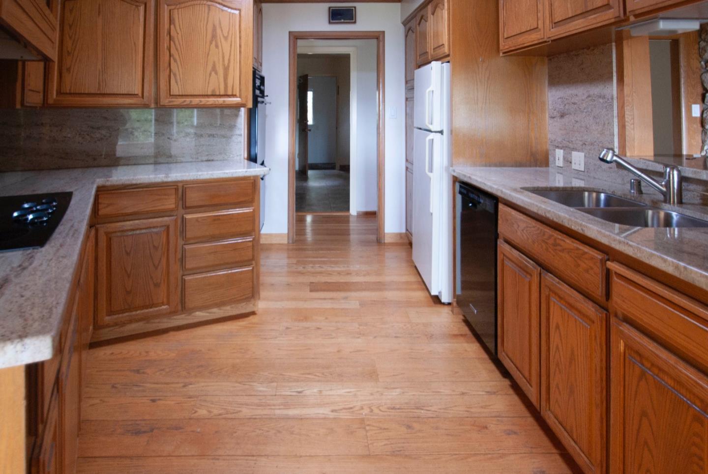 Detail Gallery Image 14 of 21 For 343 Moseley Rd, Hillsborough,  CA 94010 - 3 Beds | 2/1 Baths