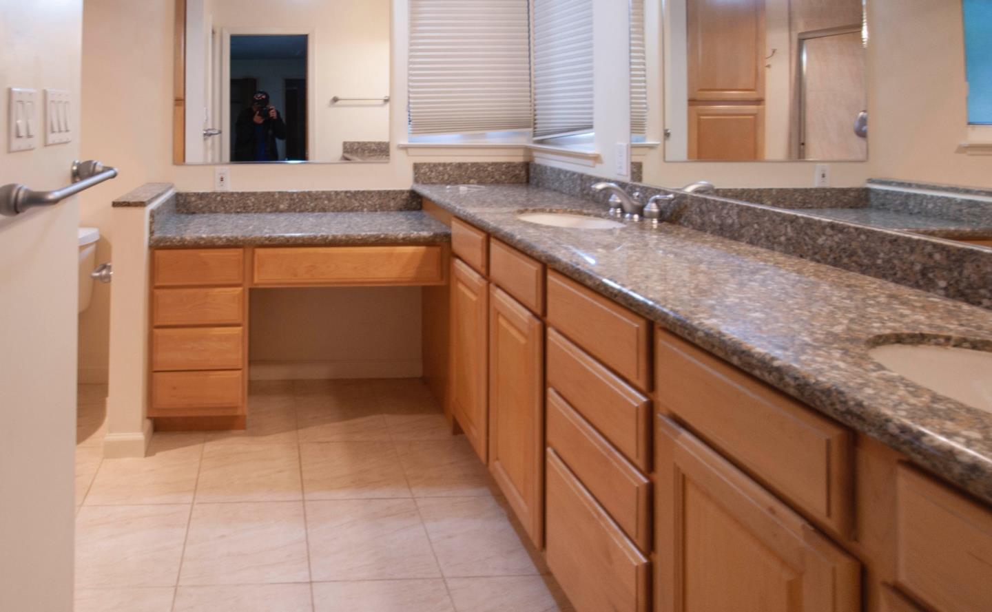 Detail Gallery Image 8 of 21 For 343 Moseley Rd, Hillsborough,  CA 94010 - 3 Beds | 2/1 Baths