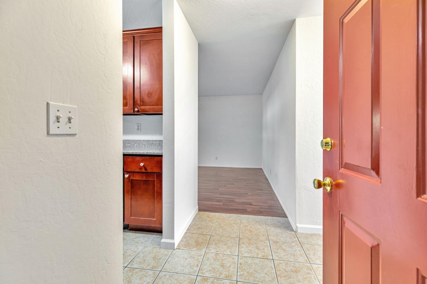 Detail Gallery Image 4 of 34 For 8155 Westwood Dr #13,  Gilroy,  CA 95020 - 1 Beds | 1 Baths