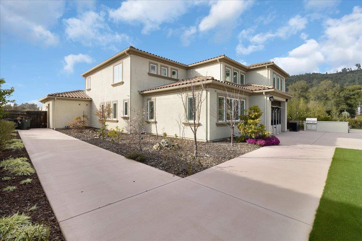 Detail Gallery Image 10 of 64 For 18665 Corte Paterna, Morgan Hill,  CA 95037 - 5 Beds | 5/1 Baths