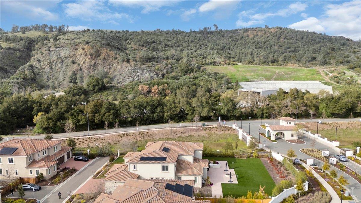 Detail Gallery Image 13 of 64 For 18665 Corte Paterna, Morgan Hill,  CA 95037 - 5 Beds | 5/1 Baths