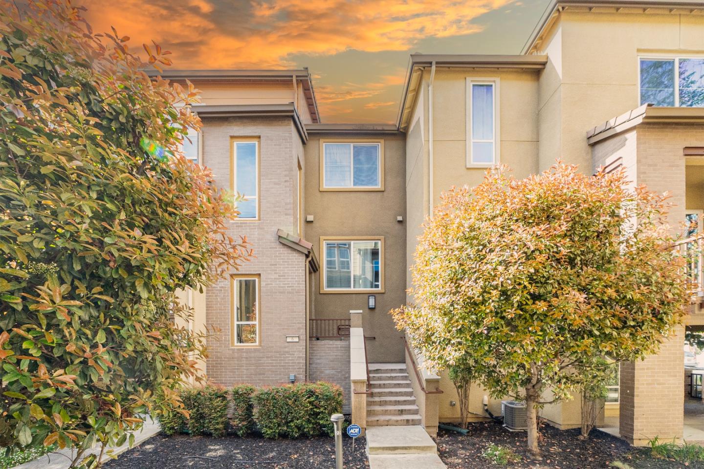 Detail Gallery Image 2 of 49 For 2412 Stearman Ct #6,  San Jose,  CA 95132 - 3 Beds | 2 Baths