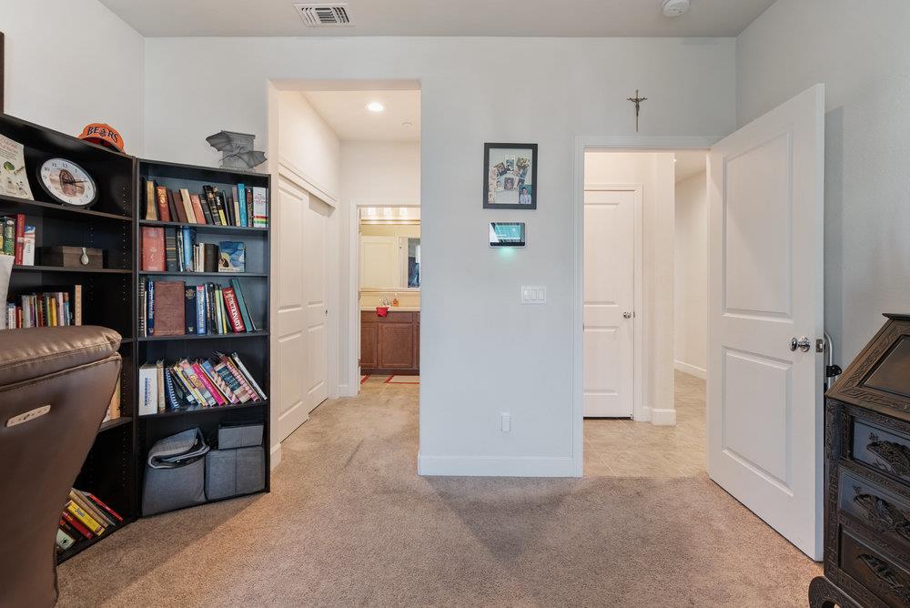 Detail Gallery Image 13 of 55 For 823 Cerrato Way, Hollister,  CA 95023 - 4 Beds | 3/1 Baths