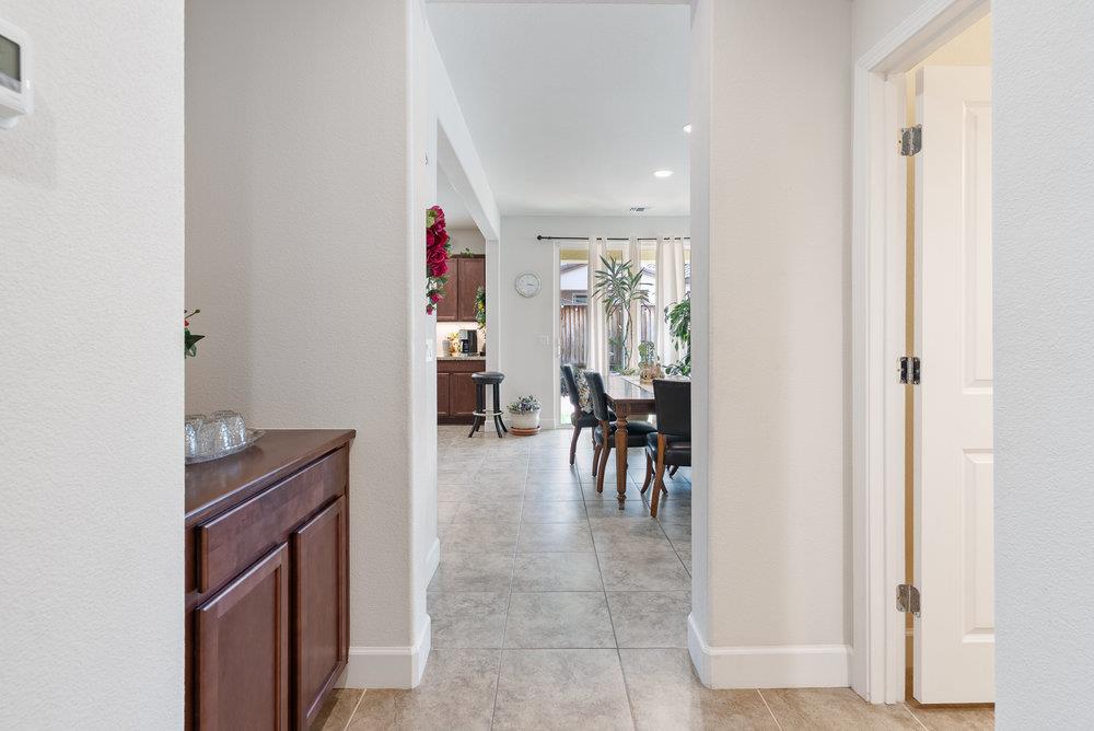 Detail Gallery Image 22 of 55 For 823 Cerrato Way, Hollister,  CA 95023 - 4 Beds | 3/1 Baths