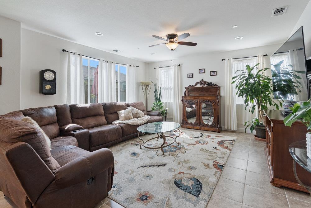 Detail Gallery Image 32 of 55 For 823 Cerrato Way, Hollister,  CA 95023 - 4 Beds | 3/1 Baths