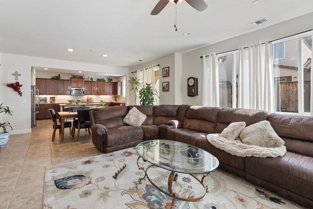 Detail Gallery Image 34 of 55 For 823 Cerrato Way, Hollister,  CA 95023 - 4 Beds | 3/1 Baths